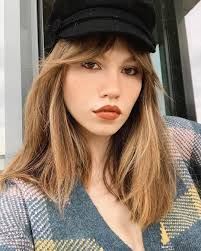 1991 doğumlu vlogger, youtuber duygu özaslan youtube sitesinde en fazla para kazanan youtuberlar arasında yer almaktadır. Pin On Selfie
