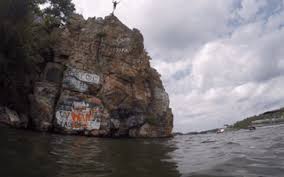 Lake martin is located about 1 hour south east of birmingham, al and 30 minutes north east of montgomery alabama. Jumping Of The Cliffs Acapulco Rock Island At Lake Martin