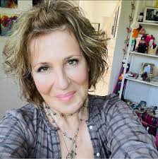 Liz Murphy's Instagram, Twitter & Facebook