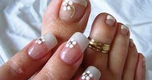 Modelos de uñas elegantes decoradas en donde puedes ver mariposas acompañando las flores blancas. Brujula Prueba Senora Unas Decoradas Converse Cordura Desafio Chispa Chispear