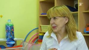 Er hat ein vorstellungsgespräch und die strenge chefin, frau schwarzenberg, stellt ihm viele schwierige fragen. Galileo Video Junge Frau Steckt Im Korper Eines Alten Menschen Prosieben