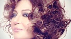 ومن الذي لا يحب سميرة سعيد؟ وهي أحد العظماء في مجال الغناء، وأسطورة حقيقية تُثبت يومًا بعد يوم أنّها قادرة على التشكّل والتحول لتُغيّر جلدها، وُتواكب أربعة عقود من الزمن ببراعة تامة وبطابع خاص يُميزها هي وحدها. Ø³Ù…ÙŠØ±Ø© Ø³Ø¹ÙŠØ¯ ØªÙƒØ´Ù Ø¹Ù† Ø­Ù„Ù…Ù‡Ø§ Ø¨Ø¹Ø¯ Ø§Ø¹ØªØ²Ø§Ù„ Ø§Ù„ØºÙ†Ø§Ø¡ Ø§Ù„Ø£Ø³Ø¨ÙˆØ¹ Ø§Ù„ØµØ­ÙÙŠ