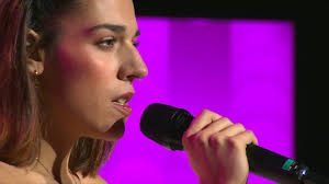 D'Mäna wëll op d'Eurovisioun. Sangen ass awer net der Studentin hir eenzeg  Passioun. Mir léieren d'Kënschtlerin privat kennen. De Reportage haut den  Owend em 19:00 am Magazin op der Tëlee an duerno