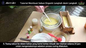 Cara membuat kerajinan dengan sabun seperti di bawah ini: Tutorial Cara Membuat Sabun Organik Youtube