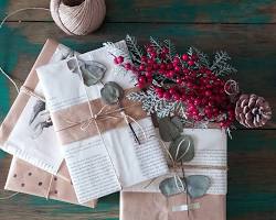 Presentes embrulhados de forma criativa