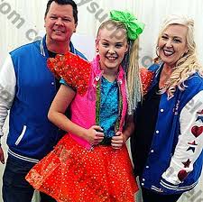 Teen sensation jojo siwa has won her fight to get a kissing scene with a man cut from her upcoming christmas movie bounce. Jojo Siwa Alter Grosse Mutter Vermogen Einkommensquellen Karriere Einkommen Modefirma Waren Instagram Einkommen Vermerke Biografie Juni 2021