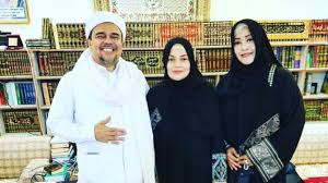 Aksi pengeroyokan itu diduga akibat korban memposting. Pa 212 Akui Fahira Bertemu Habib Rizieq Soal Meme Anies Baswedan Joker