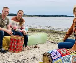 De boeren worden versierd en gemept tijdens de groep. Boer Zoekt Vrouw