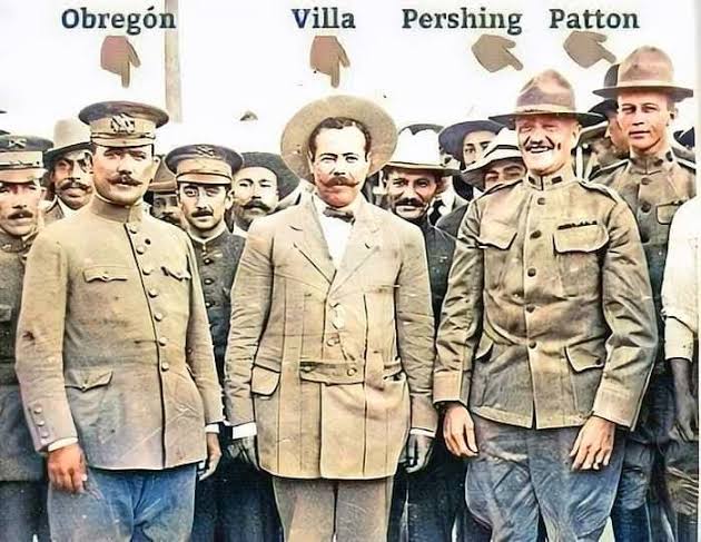 El general mexicano Álvaro Obregón, Francisco "Pancho" Villa, el general de  brigada John Pershing y el teniente segundo George Patton fotografiados  juntos cerca de El Paso, Texas, el 26 de agosto de