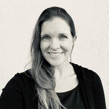 Emily Lindley's Instagram, Twitter & Facebook