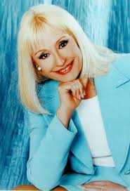 La polifacética artista italiana raffaella carrà, quien murió este lunes en roma, conquistó el mundo hispanohablante con belleza, energía y perfecta dicción en español. Raffaella Carra A Los 77 La Que Huyo De La Cocaina De Hollywood Y Se Volvio Icono Del Orgullo Gay