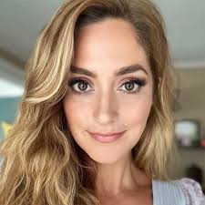 أعزائي الجمهوريون، هل يمكنك من فضلك التوقف عن هراء "سياحة الإجهاض/الإجهاض  في العطلة". لا توجد امرأة على الكوكب تستيقظ في الصباح على أمل أن تحتاج إلى  الإجهاض. لقد جعلت ذلك حتى لا