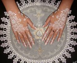 White And Gold Wedding Reception Look Bridal Henna White Mendhi Henna This Would Be Cool F With Images White Henna Designs Wedding Henna Tattoo Henna Designs