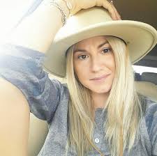 Arizona based entrepreneur seeking to leverage AI for modern moms