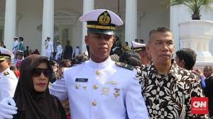 Contoh surat lamaran menjadi taruna akmil. Tangis Petani Usai Upacara Pelantikan Perwira Tni Polri