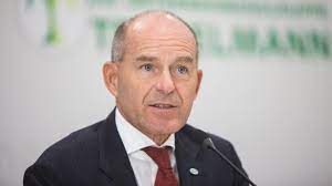 Der unternehmer starb 2018 bei einem skiunglück in den schweizer alpen. Wo Ist Karl Erivan Haub Wirklich Einigung Im Milliarden Erbschafts Streit