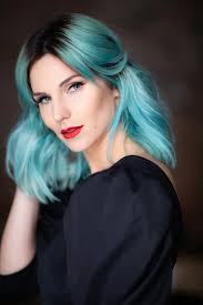 Povabi me tja, kjer ljudje ne gledajo vsak v svojo stran. Da mirno delim,  čutim, živim in govorim..