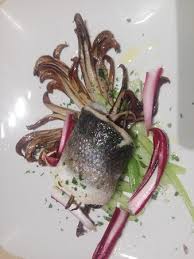 Arrotolate ogni spicchio con 2 fette di pancetta. Filetto Di Branzino Al Forno Con Radicchio Trevigiano Dop Picture Of Osteria Ai Do Archi Venice Tripadvisor