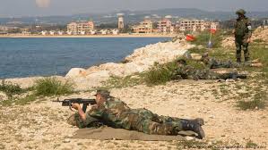 Kader von drei voll ausgestattete und bewaffnete soldaten auf hügel in wüste umgebung im sonnenuntergang licht stehen. Russland Will Syrischen Hafen Tartus Ubernehmen Aktuell Nahost Dw 21 04 2019