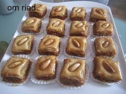 بقلاوة باللوز والجوز رااقية للأخت Om Riad الطريقة بالصور في الرابط Http Www Halawiyat Malika Com 2014 05 Blog Post 9804 Html Arabic Food Food Sweet