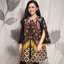 Aneka model baju batik wanita remaja sampai wanita dewasa baik model baju lengan panjang ataupun pendek bisa kamu pilih menjadi model atasan terbaik dalam memadukan model celana ataupun rok yang bisa kamu pakai ketika menghadiri sebuah acara resmi atau non formal dan santai seperti acara pesta dengan memakai baju batik gaya casual sampai model baju batik muslim yang tak kalah cantik dan elegan. 32 Inspirasi Atasan Wanita Batik Lengan Panjang Buat Kamu Para Wanita Karir