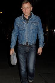 Una foto di daniel craig mentre è al telefono ed indossa un harrington jacket della baracuta g9 blue. Six Style Lessons You Can Learn From Daniel Craig British Gq