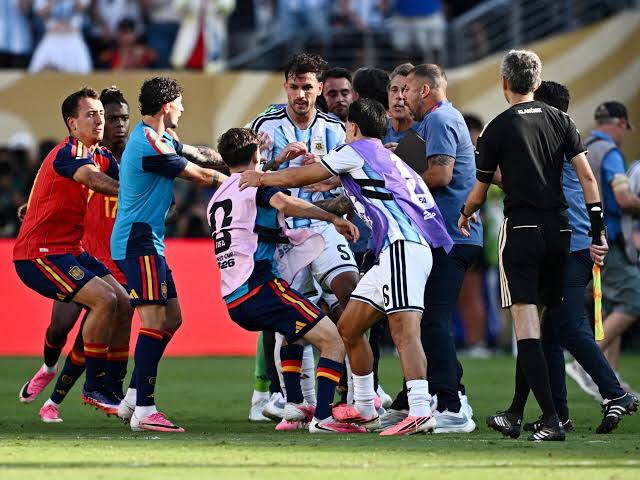 La FIFA abre procedimiento contra Argentina por pancarta de las Malvinas e  incidentes en la final del Mundial - France 24