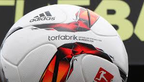 Den bundesligaball gibt es erst seit 3 jahren davor hat man mit irgenwelchen gespielt. Torfabrik Adidas Present The Official Match Ball Of The Bundesliga Soccerbible