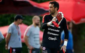 El arbitraje y un penal que habría favorecido a chile, sellaron la trágica noche en el centenario. La Dura Respuesta De Claudio Bravo A Un Hincha Que Lo Critico Por Correcto Tras El Chile Uruguay Nostalgica Fm