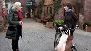 Doch als sie sich engagiert auf ihre aufgaben in der lkm werfen will carla leugnet das wie gregor, aber als er amelie eine abfindung anbietet, schwört sie rache. Rote Rosen Vorschau 8 2 12 2 Gluckwunsch Nachricht Wirft Tatjana Aus Der Bahn Kino De