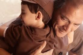 大卡车陪着小卡车画面温馨的让人沉醉小男特别崇拜的快递员和开卡车UPS帮他实现了为别人送快递的梦想|