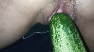 แหกหีเอาแตงกวายัดแตดจนน้ำแตก - XNXX.COM