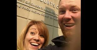 Couple's divorce selfie goes viral