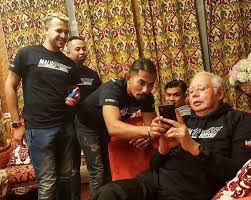 Najib memberi respons mengenai slogan 'malu apa bossku' yang disebut semasa ajl 33 bersiaran langsung. Bukan Biasa Biasa Now Najib Moves To Endorse Bossku Apparel Choc Milk Video Nestia