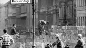 Eine woche später fiel die berliner mauer, das symbol für die trennung des landes. Berliner Mauer Ausbau Ddr Geschichte Planet Wissen