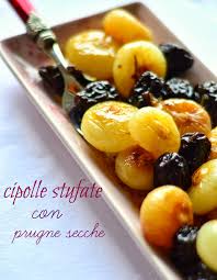 Stufare è un metodo di cottura ideale soprattutto per la carne e le verdure e consiste nel cuocere un alimento in poco liquido, a fuoco lento e in un recipiente chiuso. Cipolle Stufate Con Prugne Secche La Pancia Del Lupo