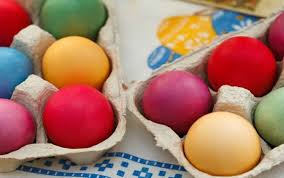 Easter eggs and easter cake. 5 Easy Easter Egg Decorating Ideas You Ll Enjoy With The Kids