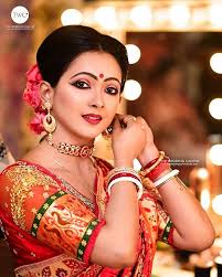 Check some simple begali bridal makeup tips that can make you look goregous on your wedding day. Stunning Bengali Brides That Are The New Trendsetter