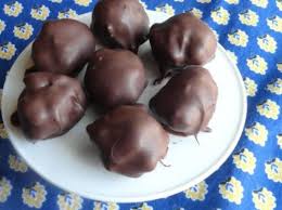 Les Petites Boules De Tarte Aux Pacanes Enrobes De Chocolat Miam Recipe Pecan Pie Balls Pecan Pie Desserts With Biscuits