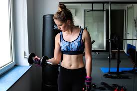 Trainiere ich lieber zuhause oder im fitnessstudio? Kurzhanteltraining Fur Frauen Einfaches Training Fur Zu Hause Fashionladyloves
