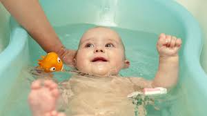 Bayi yang demam sering membuat orang tua panik, terlebih pada orang tua yang baru. Dalam Sehari Bayi Dianjurkan Mandi Berapa Kali