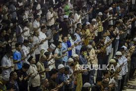 Doa ini biasa di baca pada saat sholat subuh ketika itidal raka'at kedua. Doa Qunut Untuk Keselamatan Republika Online