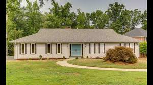 This style is also perfect if you have a restaurant by the beach but don't want a standard table inside a tiki hut. How Can I Help This House Looks Like A Pizza Hut