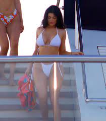 Кайли и кендалл дженнер, 2007 год. Volosy Kajli Dzhenner Kajli Dzhenner Telo I Moda Kartinka 7773457 Na Favim Ru