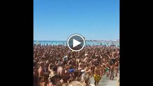 Da quando, cioè, ho ricevuto l'annuncio di essere la sua testimone. Salento Andiamo A Comandare In Spiaggia Il Tormentone Fa Ballare I Bagnanti La Repubblica
