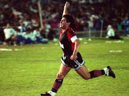 Messi lashed home from 20 yards before revealing a newell's old boys shirt in tribute to maradona, the former argentina, napoli and barca forward who died wednesday. Maradona Debutaba En Newell S Con Un Gol Y Con Messi En La Tribuna Depo