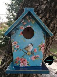 Nichoir En Bois Decore Avec Une Serviette En Papier En 2020 Nichoirs Peints Nichoir Peinture Sur Bois Decorative