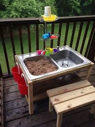 Susse Spielidee Fur Den Balkon Oder Garten L Kleiner Sandkasten Zum Spielen L Outdoor Kids Playtable Mud Kitchen For Kids Kids Outdoor Play Outdoor Kids
