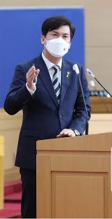 이혁제 전남도의원이 28일 전남도교육연수원에서 열린 교감 연수에서 '학교와 지역사회 협력 구축방안'을 주제로 특별강연을 하고 있다.(사진제공=전남도의회) 아시아뉴스통신=고정언 기자. Iqdv0p0ifgqcnm