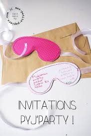 Claude invite ses amis à son anniversaire. Pyj Party Invitation Anniversaire Carte Invitation Anniversaire Anniversaire Enfant